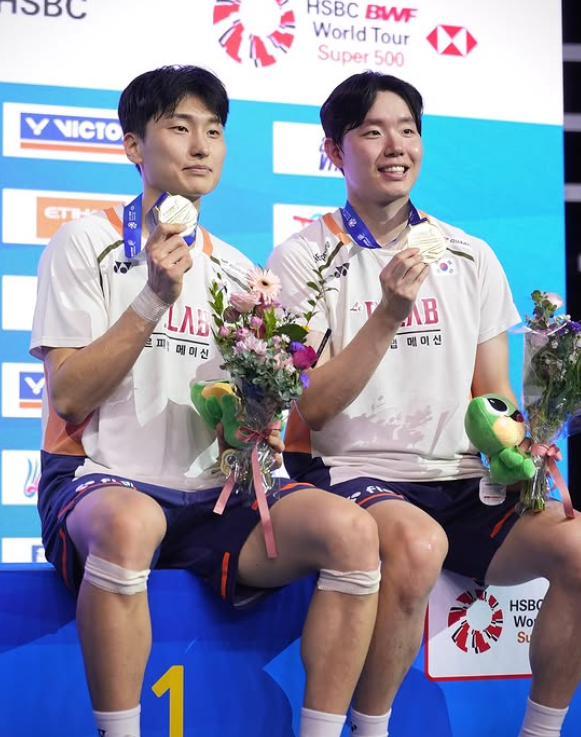 서승재(오른쪽)-김원호는 17일부터 중국 항저우에서 열릴 BWF&nbsp;월드투어 파이널스 2025에서 우승하면&nbsp;단일 시즌 최다승 타이 기록(11승)을 수립하게 된다. 사진은 올해 9월 코리아 오픈서 8승을 달성한 모습. 사진제공│대한배드민턴협회