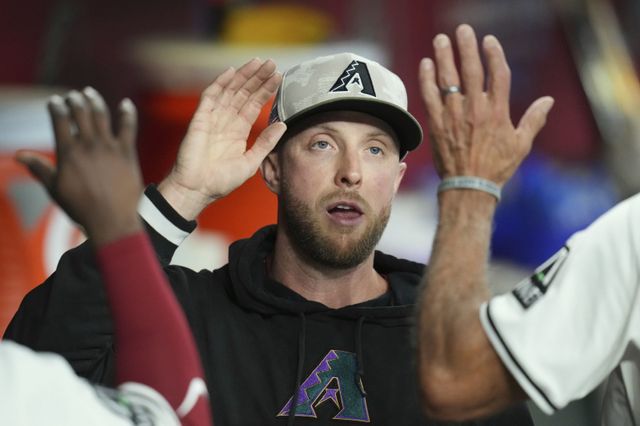 메릴 켈리는 15일 애리조나와 2년 4000만 달러 규모의 FA 계약에 합의했다. 2025시즌 중반 텍사스로 트레이드 이적한 뒤 반년 만에 팀에 복귀하게 됐다. AP뉴시스