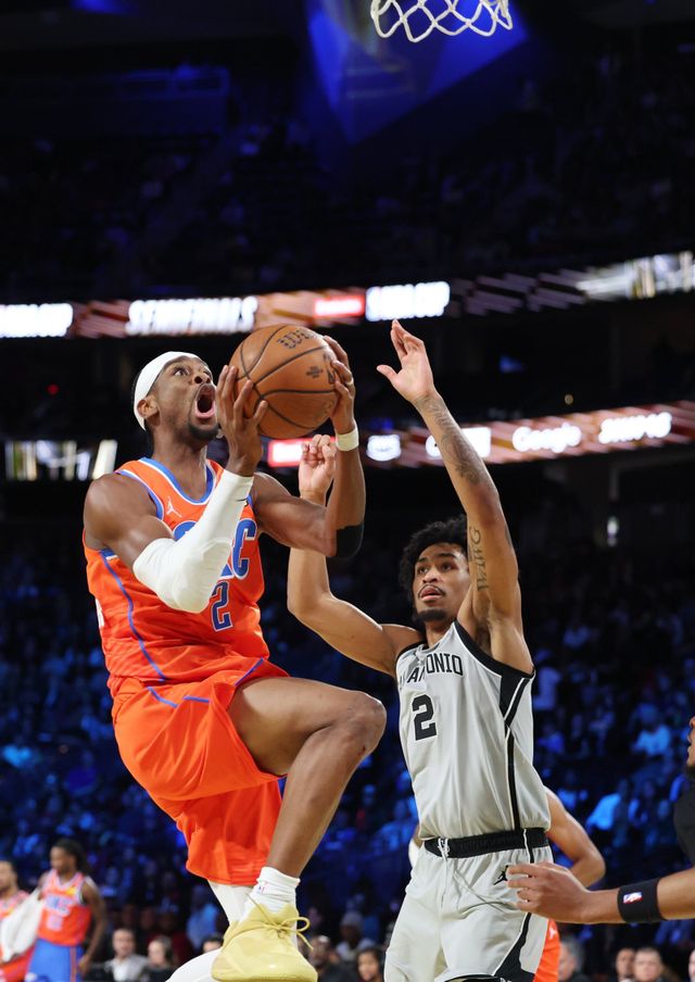 오클라호마시티의 샤이 길저스-알렉산더(왼쪽)가 14일(한국시간) T모바일센터에서 열린 NBA컵 4강전 샌안토니오와 경기 도중 골밑 돌파를 시도하고 있다. 라스베이거스(미 네바다)｜AP뉴시스