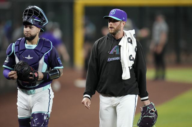 메릴 켈리(오른쪽)는 15일 애리조나와 2년 4000만 달러 규모의 FA 계약에 합의했다. 2025시즌 중반 텍사스로 트레이드 이적한 뒤 반년 만에 팀에 복귀하게 됐다. AP뉴시스