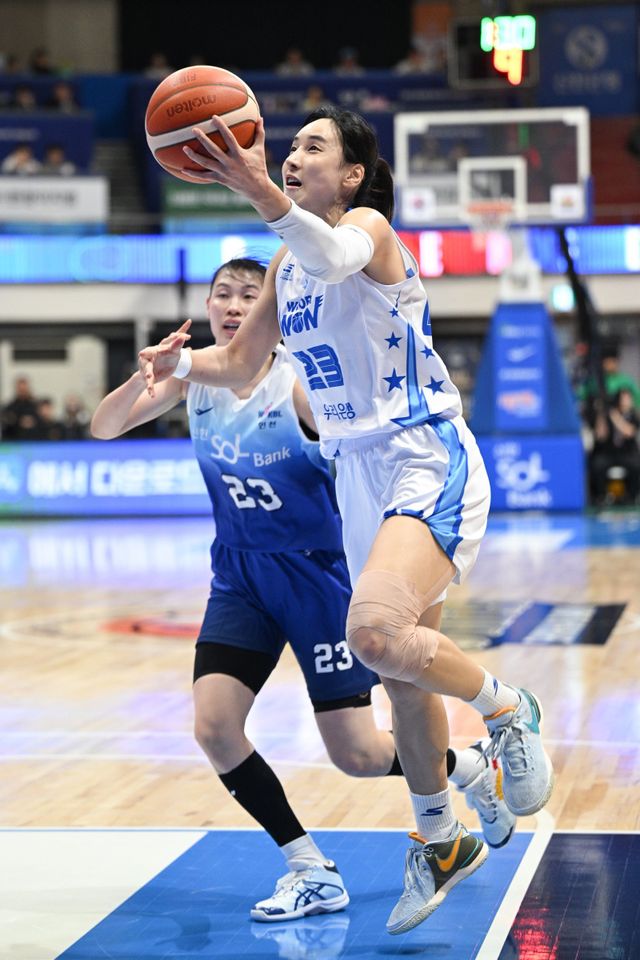 우리은행 김단비(왼쪽)가 14일 인천 도원체육관에서 열린 신한은행전에서 홍유순의 수비를 뚫고 슛을 시도하고 있다. 김단비는 이날 22점·8리바운드의 활약으로 47-44 승리를 이끌었다. 사진제공｜WKBL