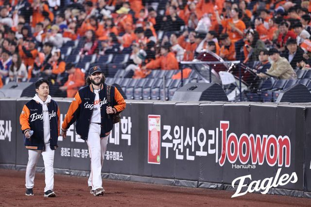 코디 폰세(오른쪽)와 김지환 씨가 경기 전 훈련을 마친 후 덕아웃으로 걸어가고 있다. 사진제공｜한화 이글스