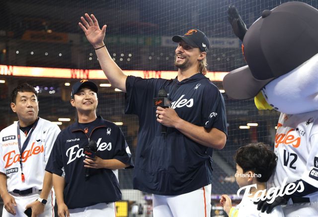 한화 김지환 통역(왼쪽 2번째)은 올해 코디 폰세와 라이언 와이스(왼쪽 3번째)의 통역을 맡아 둘의 맹활약에 큰 힘을 보탰다. MLB로 떠나는 둘은 김지환 씨에게 아쉬운 작별 인사를 전했다. 사진제공｜한화 이글스