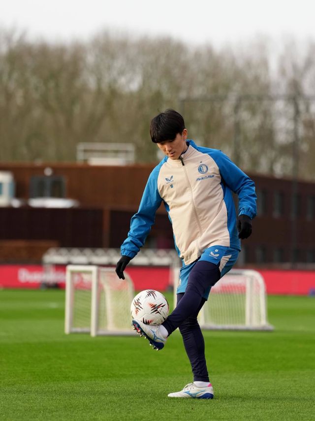 황인범은 15일(한국시간) 요한 크루이프 아레나에서 끝난 아약스와 2025~2026시즌 네덜란드 에레디비시 16라운드 원정경기서 후반 17분 교체 투입돼 약 1개월 만에 그라운드를 밟았다. 팀은 0-2로 졌다. 사진출처｜페예노르트 페이스북