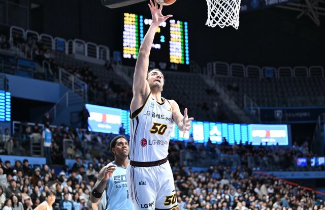 LG 아셈 마레이가 14일 고양서 열린 소노와 원정경기서 상대 수비를 피해 슛을 하고 있다. 그는 23점, 21리바운드, 10어시스트로 트리플더블을 기록하며 팀의 선두 수성에 힘을 보탰다. 사진제공｜KBL