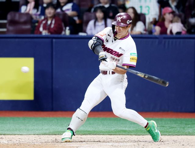 키움 송성문의 포스팅 계약 마감일은 이달 22일까지다. 그는 최소 5개팀의 영입리스트에 오르며 MLB 진출에 조금씩 다가서고 있다. 뉴시스