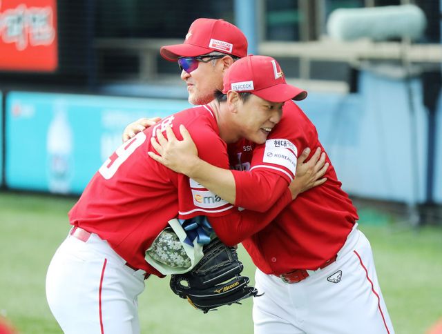 SSG 김광현과 이숭용 감독. 사진제공｜SSG 랜더스