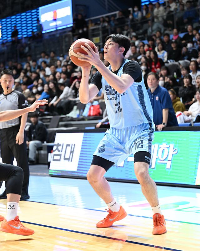 소노 강지훈(사진)은 아버지 강을준 前 감독처럼 코트에서 인상적인 활력을 펼치고 있다. 그는 농구인 2세 타이틀을 성장의 원동력으로 삼으며 조금씩 발전하고 있다. 사진제공｜KBL