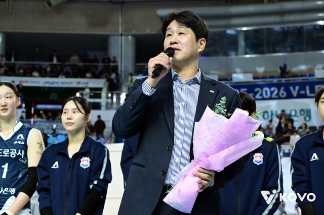 김종민 도로공사 감독이 14일 IBK기업은행과 홈경기서 3-2로 이긴 뒤 V리그 여자부 최다승인 158승을 거뒀다. 경기를 마친 뒤 열린 기념식에서 소감을 밝히는 김 감독. 사진제공｜KOVO