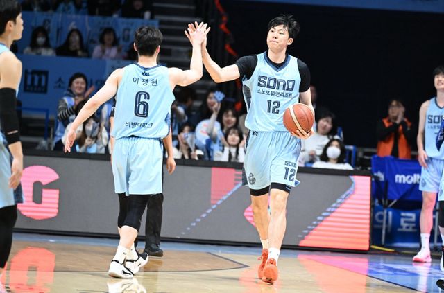 소노 강지훈(오른쪽)은 아버지 강을준 前 감독처럼 코트에서 인상적인 활력을 펼치고 있다. 그는 농구인 2세 타이틀을 성장의 원동력으로 삼으며 조금씩 발전하고 있다. 사진제공｜KBL