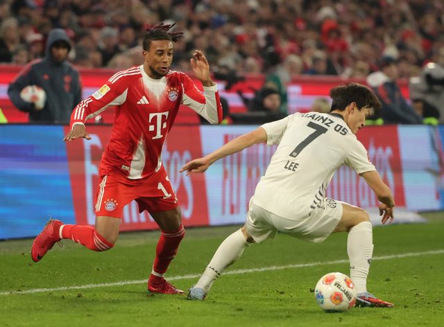 마인츠 이재성(오른쪽)이 15일(한국시간) 바이에른 뮌헨과 원정경기 도중 마이클 올리세의 돌파를 막아서고 있다. 뮌헨(독일)｜AP뉴시스