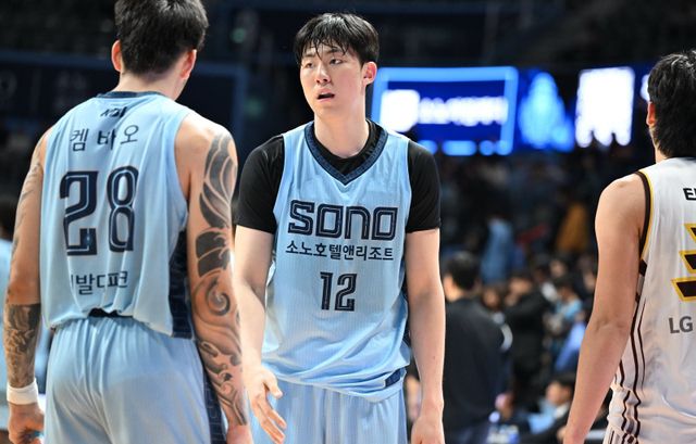 소노 강지훈(가운데)은 아버지 강을준 前 감독처럼 코트에서 인상적인 활력을 펼치고 있다. 그는 농구인 2세 타이틀을 성장의 원동력으로 삼으며 조금씩 발전하고 있다. 사진제공｜KBL