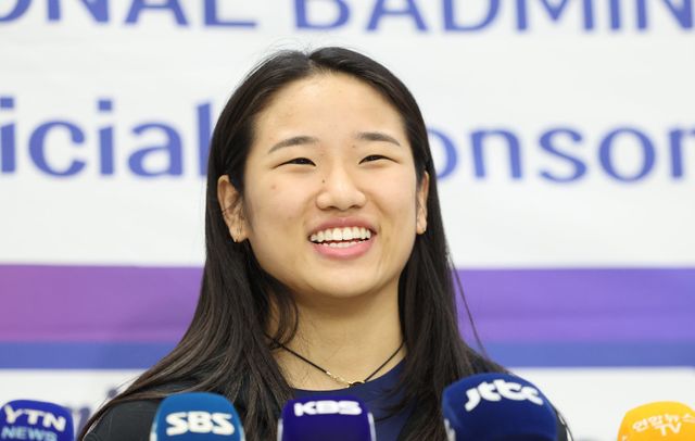 안세영은 17일부터 중국 항저우에서 열릴 BWF 월드투어 파이널스 2025에서 우승하면&nbsp;단일 시즌 최다승 타이 기록(11승) 외에도 단일 시즌 최고 승률(92.75%)과 대회 최연소 우승 타이틀 수성(19세10개월)을 이뤄낼 수 있다.&nbsp;사진은 지난달 프랑스 파리서 열린 프랑스 오픈서&nbsp;9승을 달성한 뒤 귀국 기자회견을 갖는 모습. 인천국제공항│뉴시스