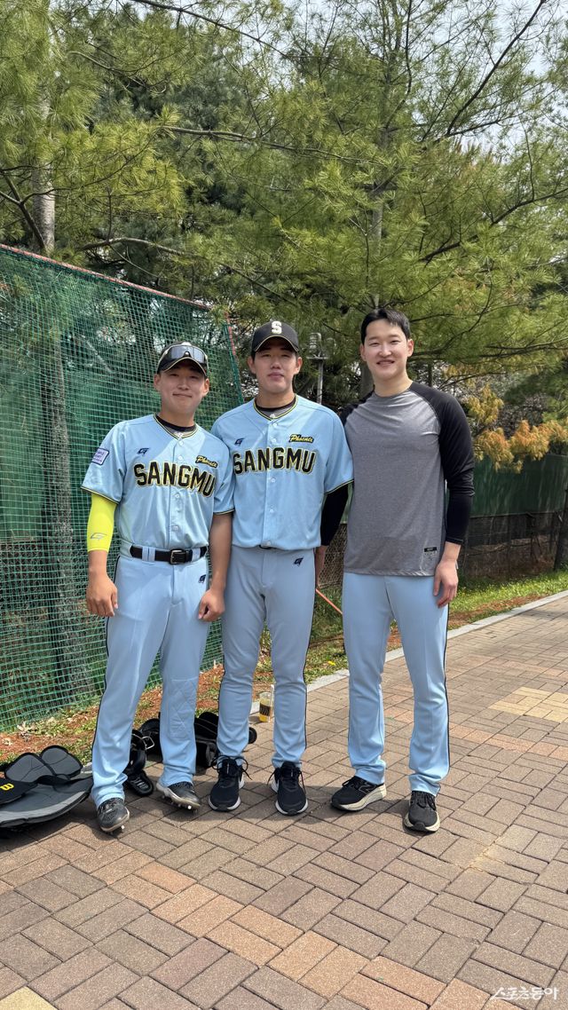 상무 시절의 류현인(왼쪽). 사진제공ㅣKT 위즈