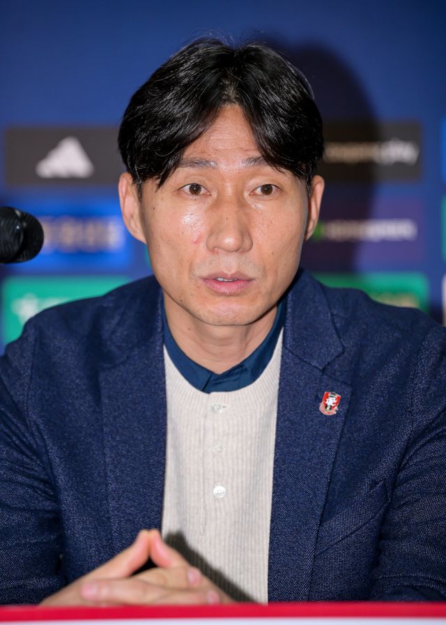 이영민 부천 감독이 15일 부천종합운동장에서 열린 K리그1 승격 기념 기자회견에서 취재진의 질문에 답하고 있다. 그는 내년 팀의 사상 첫 K리그1 무대를 앞두고 걱정이 크지만 재미와 롱런을 모두 잡겠다고 다짐했다. 사진제공│부천FC1995