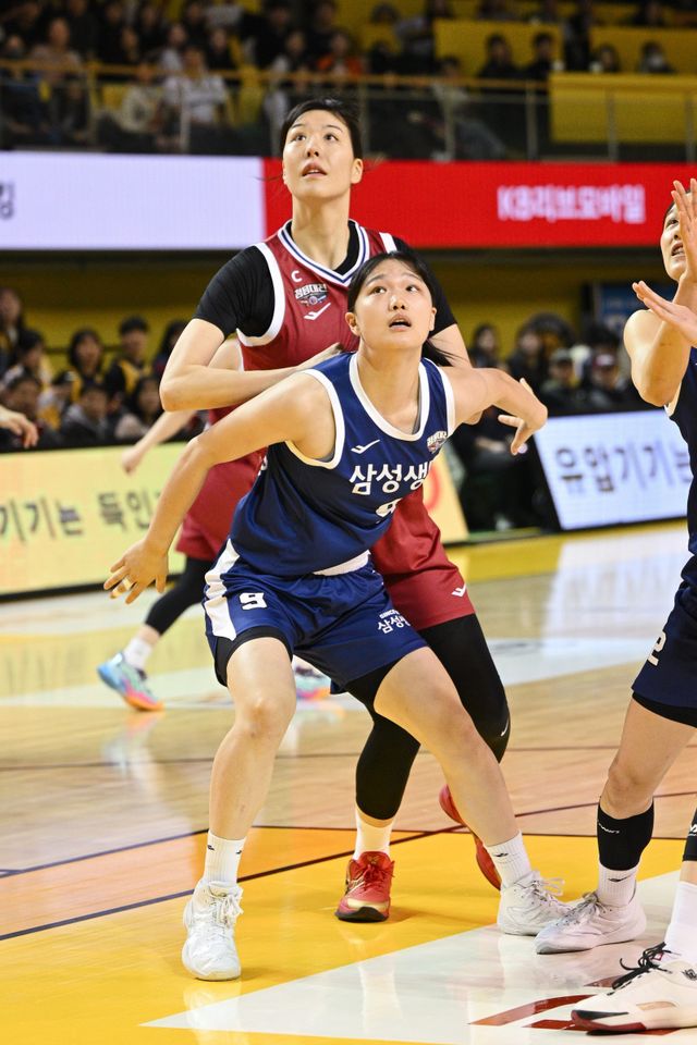 KB스타즈 박지수(뒤)가 15일 청주체육관에서 열린 삼성생명전에서 유하은과 리바운드를 다투고 있다. 사진제공｜WKBL