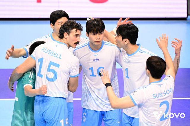 대한항공 선수들이 16일 인천계양체육관에서 열린 현대캐피탈과 홈경기 도중 득점한 뒤 한데 모여 기뻐하고 있다. 사진제공｜KOVO