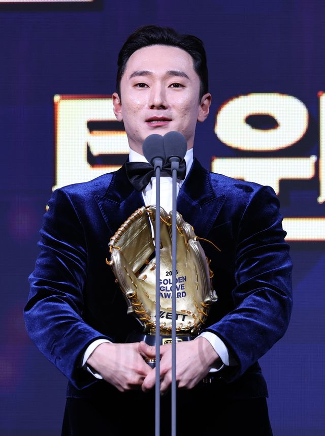 LG 신민재가 9일 서울 롯데호텔월드 크리스탈볼룸에서 열린 ‘2025 신한 SOL 뱅크 KBO 골든글러브 시상식’에서 2루수 부문 골든글러브를 수상한 뒤 소감을 밝히고 있다. 뉴시스