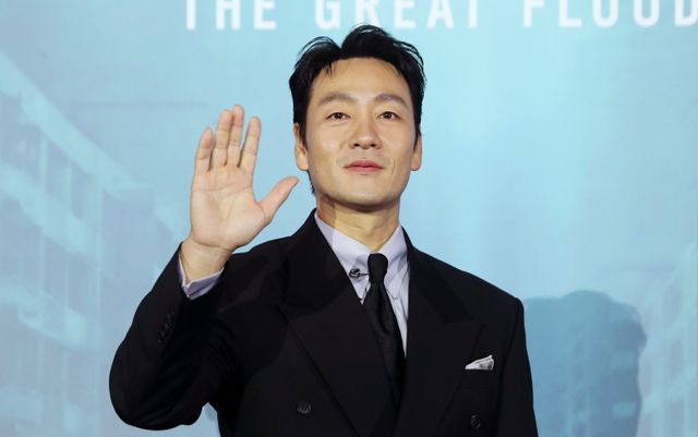 [서울=뉴시스] 김혜진 기자 = 배우 박해수가 16일 오전 서울 용산구 CGV용산아이파크몰에서 열린 넷플릭스 영화 ‘대홍수’(감독 김병우) 제작보고회에서 포즈를 취하고 있다. 2025.12.16. jini@newsis.com