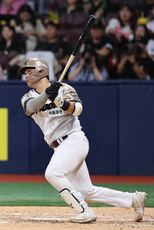 2026시즌을 통해 키움의 주전 포수 경쟁이 본격화될 전망이다. 21세 동갑내기&nbsp;김건희, 김동헌의 건강한 경쟁 속에 베테랑 김재현이 언제든 뒤를 받치는 구조가 가장 이상적이다. 키움 김동헌. 뉴시스