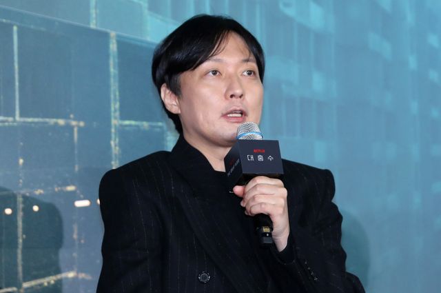 [서울=뉴시스] 김혜진 기자 = 김병우 감독이 16일 오전 서울 용산구 CGV용산아이파크몰에서 열린 넷플릭스 영화 ‘대홍수’(감독 김병우) 제작보고회에서 인사말을 하고 있다. 2025.12.16. jini@newsis.com