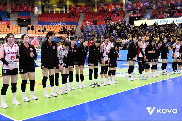 페퍼저축은행 선수들이 9일 현대건설과 원정경기서 세트스코어 1-3으로 패한 뒤 관중에게 인사하고 있다. 사진제공｜KOVO
