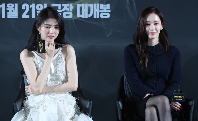 [서울=뉴시스] 김혜진 기자 = 배우 한소희(왼쪽), 전종서가 16일 오후 서울 강남구 메가박스 코엑스에서 열린 영화 ‘프로젝트 Y’(감독 이환) 제작보고회에 참석해 있다. 2025.12.16. jini@newsis.com