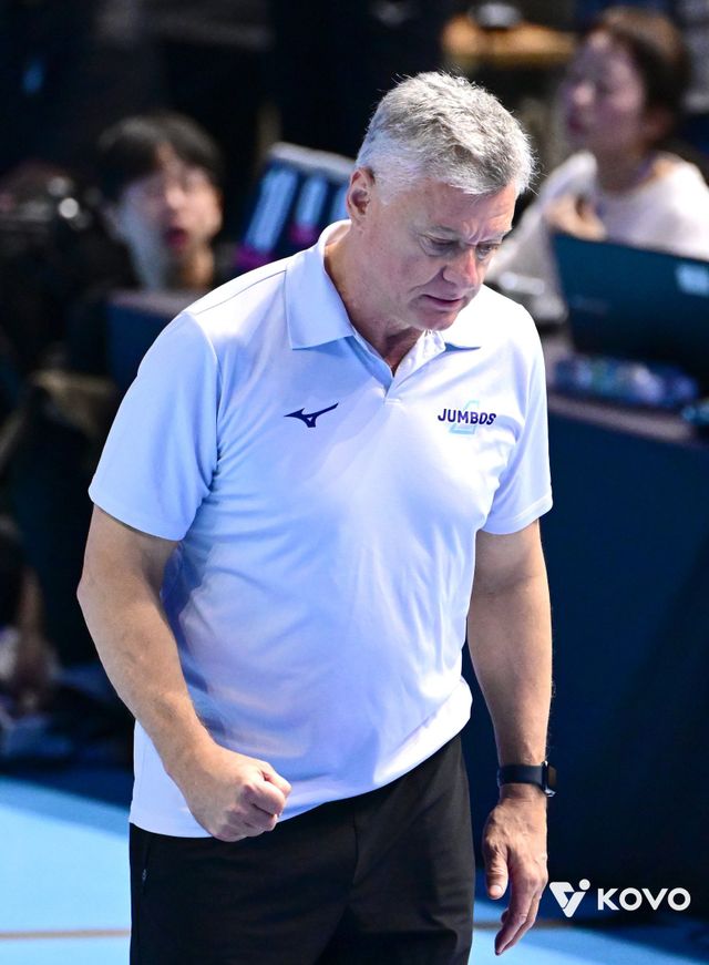 헤난 달 조토 대한항공 감독은 16일 현대캐피탈전 3-0 완승에도 평정심을 유지했다. 그는 ”배구를 50년 하면서 배운 게 하나 있다. 졌을 때 패배에 괘념치 않는 것과 동시에 이겼을 때도 승리에 너무 빠지지 말아야 한다. 그리고 우리의 의지를 유지하는 게 중요하다“고 밝혔다. 사진제공｜KOVO