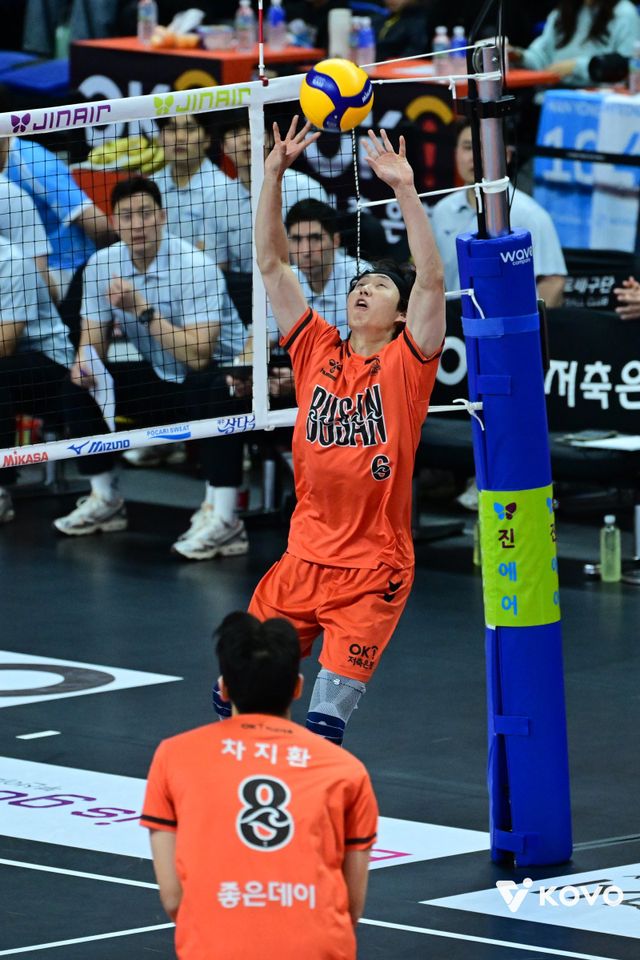 OK저축은행 세터 이민규(뒤)는 이번 시즌 주전 자리를 되찾은 뒤 배구의 재미를 다시 느끼고 있다.&nbsp;속공과 20점 이후 주포 활용 능력을 앞세워 팀의 순위 경쟁에 힘을 보태고 있다. 사진제공│KOVO