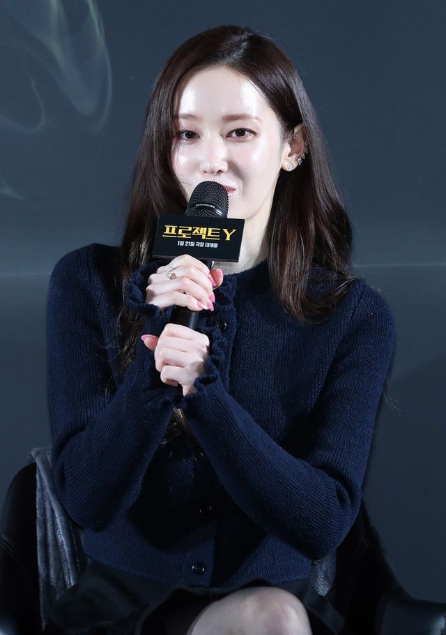 [서울=뉴시스] 김혜진 기자 = 배우 전종서가 16일 오후 서울 강남구 메가박스 코엑스에서 열린 영화 ‘프로젝트 Y’(감독 이환) 제작보고회에서 인사말을 하고 있다. 2025.12.16. jini@newsis.com