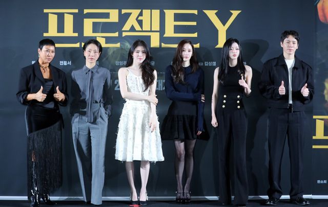 [서울=뉴시스] 김혜진 기자 = 배우 정영주(왼쪽부터), 김신록, 한소희, 전종서, 유아, 이재균이 16일 오후 서울 강남구 메가박스 코엑스에서 열린 영화 ‘프로젝트 Y’(감독 이환) 제작보고회에서 포즈를 취하고 있다. 2025.12.16. jini@newsis.com