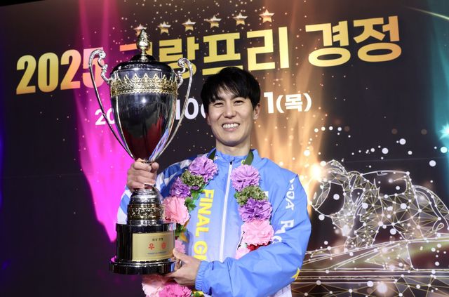 2025&nbsp;그랑프리 경정에서 우승한 김도휘가 환한 미소를 짓고 있다. 사진제공 | 국민체육진흥공단