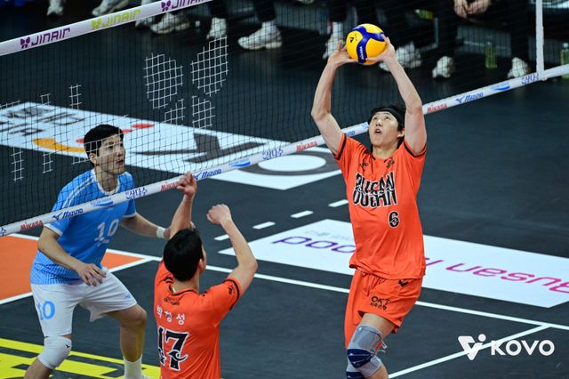 OK저축은행 세터 이민규(오른쪽)는 이번 시즌 주전 자리를 되찾은 뒤 배구의 재미를 다시 느끼고 있다. 속공과 20점 이후 주포 활용 능력을 앞세워 팀의 순위 경쟁에 힘을 보태고 있다. 사진제공│KOVO