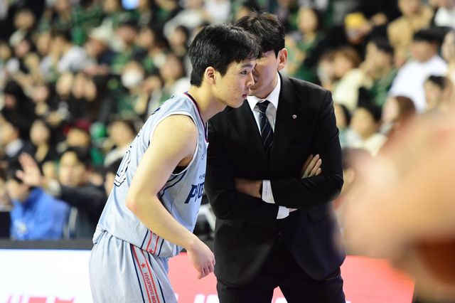 현대모비스 김건하(왼쪽)가 양동근 감독에게 조언을 듣고 있다. 사진제공｜KBL