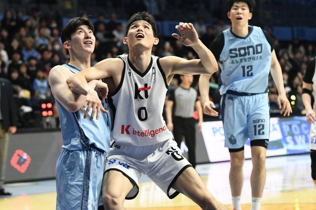 KT 하윤기(오른쪽)가 16일 고양소노아레나서 열린 소노전에서 이정현과 리바운드를 다투고 있다.&nbsp;사진제공｜KBL
