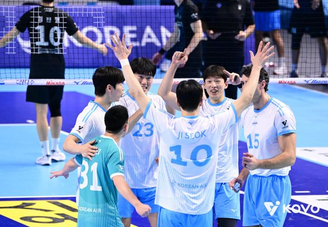 대한항공 선수들이 16일 인천계양체육관에서 열린 현대캐피탈과 홈경기 도중 득점한 뒤 한데 모여 기뻐하고 있다. 사진제공｜KOVO