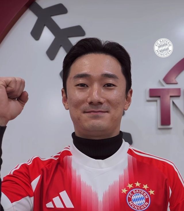 김민재의 소속팀 바이에른 뮌헨이 LG 신민재의 골든글러브 수상을 축하하며 김민재의 사인이 담긴 바이에른 뮌헨 유니폼을 선물했다. 신민재 역시 자신의 사인이 담긴 LG 유니폼을 바이에른 뮌헨 측에 답례로 전달했다. 사진출처｜바이에른 뮌헨 인스타그램 캡처