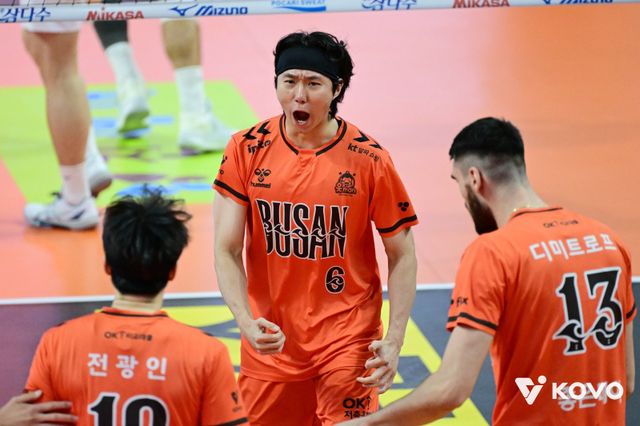 OK저축은행 세터 이민규(가운데)는 이번 시즌 주전 자리를 되찾은 뒤 배구의 재미를 다시 느끼고 있다.&nbsp;속공과 20점 이후 주포 활용 능력을 앞세워 팀의 순위 경쟁에 힘을 보태고 있다. 사진제공│KOVO