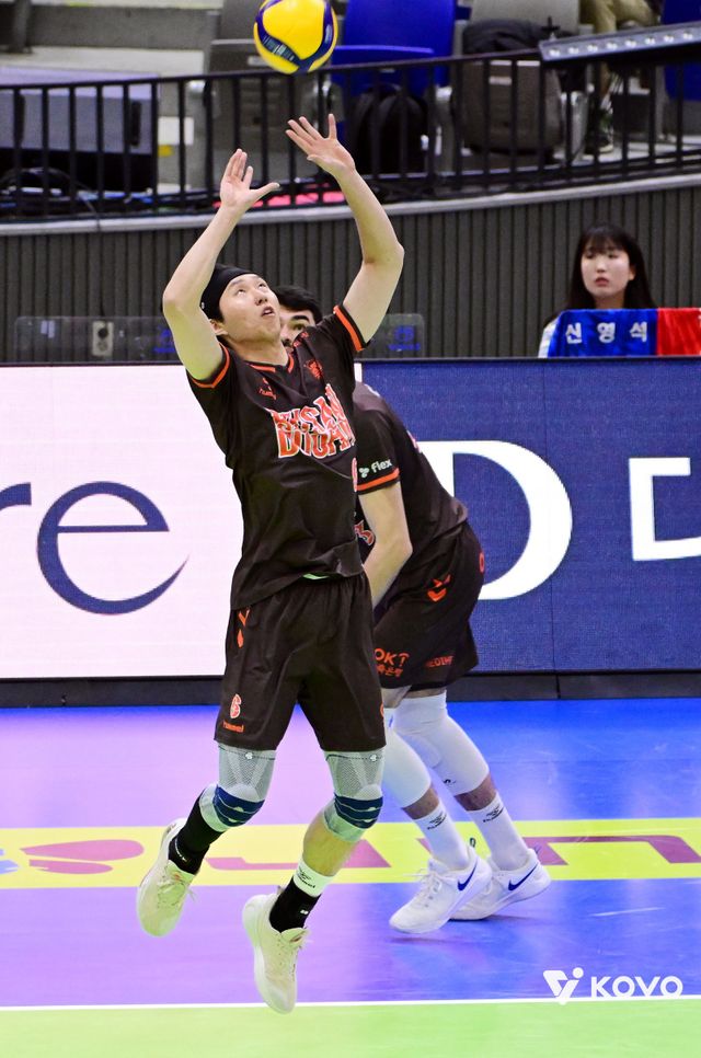 OK저축은행 세터 이민규(앞)는 이번 시즌 주전 자리를 되찾은 뒤 배구의 재미를 다시 느끼고 있다.&nbsp;속공과 20점 이후 주포 활용 능력을 앞세워 팀의 순위 경쟁에 힘을 보태고 있다. 사진제공│KOVO