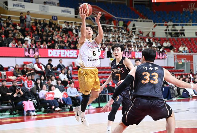 정관장 박지훈(왼쪽)은 17일 울산서 열린 현대모비스와 원정경기서 시즌 최다 타이인 22점으로 2연패 탈출을 이끌었다. 사진제공｜KBL
