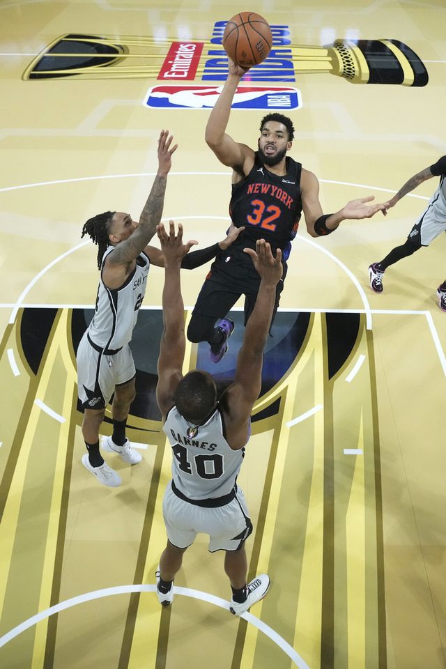 뉴욕 콜 앤서니 타운스(오른쪽 위)가 17일(한국시간) 라스베이거스 T모바일센터에서 열린&nbsp;샌안토니오와 NBA컵 결승전 도중 상대 수비 2명을 피해 플로터를 시도하고 있다. 라스베이거스(미 네바다주)｜AP뉴시스