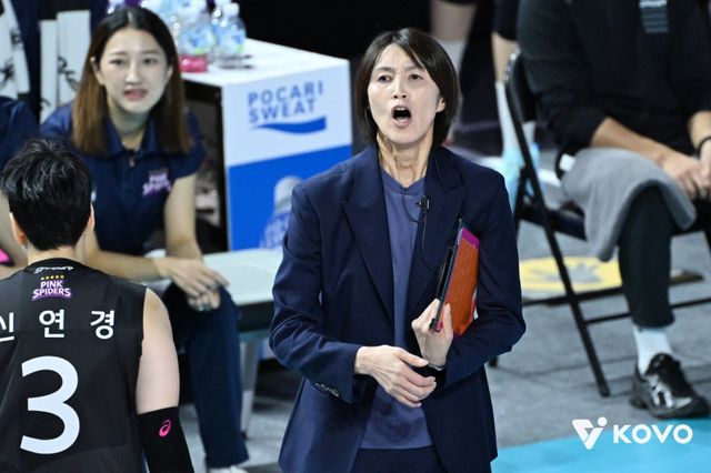 요시하라 흥국생명 감독(가운데)은 5년차&nbsp;아웃사이드 히터 정윤주를 에이스로 키우고자 밀당을 하고 있다.&nbsp;수비가 좋아지면서 공격에서도 여유가 생겨 다재다능한 선수로 성장하고 있다.&nbsp;사진제공│KOVO