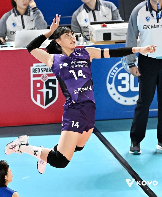 요시하라 흥국생명 감독은 5년차&nbsp;아웃사이드 히터 정윤주(사진)를 에이스로 키우고자 밀당을 하고 있다.&nbsp;수비가 좋아지면서 공격에서도 여유가 생겨 다재다능한 선수로 성장하고 있다.&nbsp;사진제공│KOVO