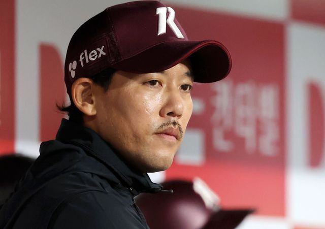 이용규와 키움 구단은 2026시즌에도 플레잉코치로&nbsp;함께하자는 공감대를 형성했다. 연봉 계약을 마치면 이용규의 KBO리그 23번째 시즌이 열린다. 뉴시스