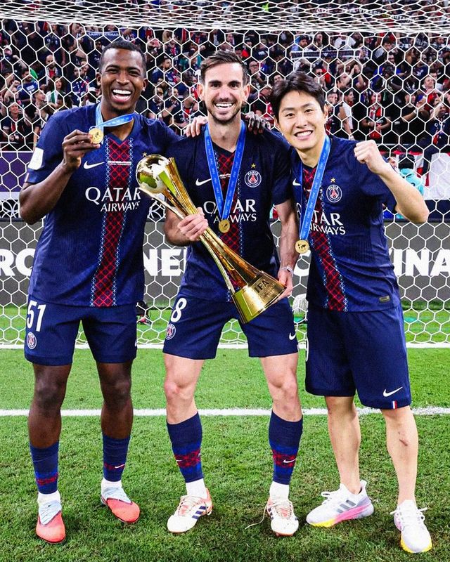 PSG 이강인(오른쪽)이 18일(한국시간) 아흐메드 빈알리 스타디움에서 열린 플라멩구와 인터컨티넨칼컵 결승서 우승을 차지한 뒤 윌리안 파초, 파비안 루이스(왼쪽부터)와 함께 기념 촬영을 하고 있다. 사진출처｜PSG 페이스북