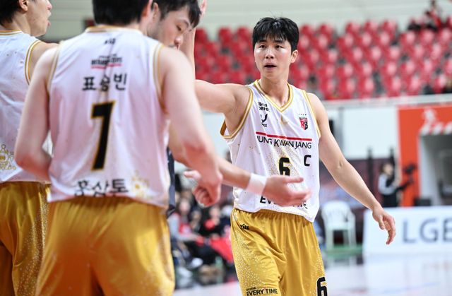 정관장 박지훈(오른쪽)은 17일 울산서 열린 현대모비스와 원정경기서 시즌 최다 타이인 22점으로 2연패 탈출을 이끌었다. 사진제공｜KBL