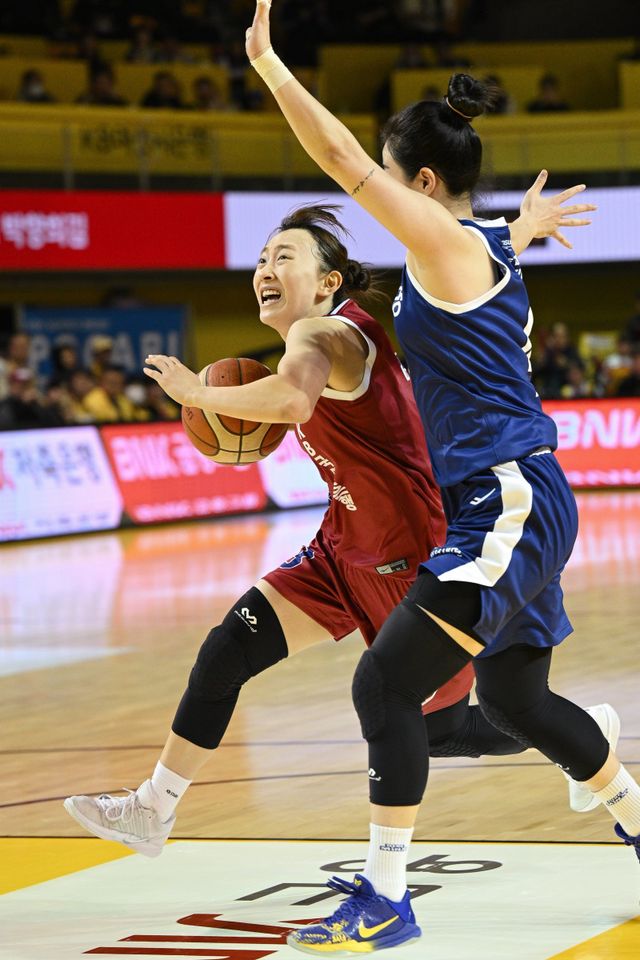KB스타즈 이채은(왼쪽)은 이번 시즌을 통해 팀의 핵심으로 거듭났다. 그는 “코트에서 100이면 100 다 쏟고 나오는 게 믿음에 보답하는 것”이라고 목소리를 높였다. 사진제공｜WKBL