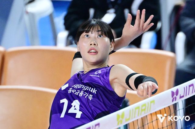 요시하라 흥국생명 감독은 5년차&nbsp;아웃사이드 히터 정윤주(사진)를 에이스로 키우고자 밀당을 하고 있다.&nbsp;수비가 좋아지면서 공격에서도 여유가 생겨 다재다능한 선수로 성장하고 있다.&nbsp;사진제공│KOVO