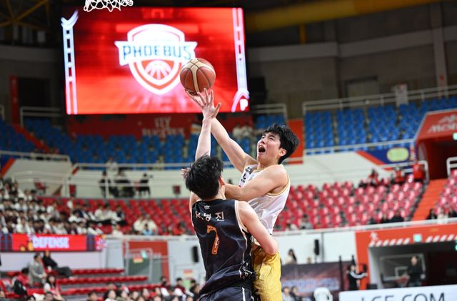 정관장 박지훈(오른쪽)은 17일 울산서 열린 현대모비스와 원정경기서 시즌 최다 타이인 22점으로 2연패 탈출을 이끌었다. 사진제공｜KBL