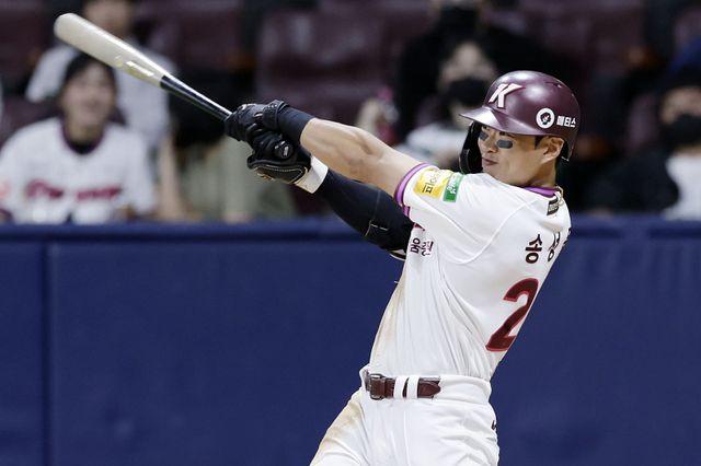 키움 송성문(사진)은 포스팅 계약 마감일인 22일 오전 7시까지 분주하게 소속팀을 찾을 계획이다. 그는 최근 김하성 영입에 실패한 애슬레틱스의 관심을 받고 있다. 뉴시스